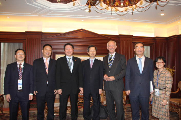 신경숙회장과sk최태원회장과 미국하버드대학교부총장과 북경대학교부총장과함께기념촬영